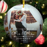 Mr. and Mrs First Verheiratet Christmas Custom Fot Keramik Ornament<br><div class="desc">Feiern Sie Ihren ersten Urlaub als Neuvermählte mit unserem Verheirateten Weihnachtsgeschmack Keramik Ornament mit einem eleganten Drehbuch und einem modernen Design. Personalisieren Sie es mit Ihrem Lieblings-Foto,  um einen wunderschönen Sake zu kreieren,  der perfekt zum Gedenken an Ihre erste Weihnachtszeit zusammen als verheiratetes Paar ist!</div>