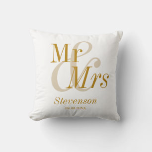 Mr. and Mrs Gold Script Elegant Modern Wedding Ges Kissen