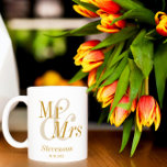 Mr. and Mrs Gold Script Wedding Gift Kaffeetasse<br><div class="desc">Mr. and Mrs. Gold Script Wedding Gift Coffee Tasse. Perfektes Geschenk für Ihre Lieblings-Neuvermählten oder Paare. Einfach anzupassen. Bestelle noch heute!</div>