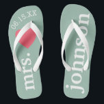 Mr. and Mrs. Honeymoon Heart - Aquamarin rosa Flip Flops<br><div class="desc">Ein perfektes Design für eine Hochzeit am Strand oder für die Hochzeitsreise. Ändern Sie die Frau zu Herrn,  um ein Koordinierungspaar zu machen. Benutzerdefinierter Text mit solidem rosa Hintergrund.</div>