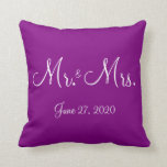 Mr. and Mrs Lila Mit Monogramm Wedding Pillows Kissen<br><div class="desc">Lila mit Monogramm Hochzeitskissen mit individualisierbarem Text</div>