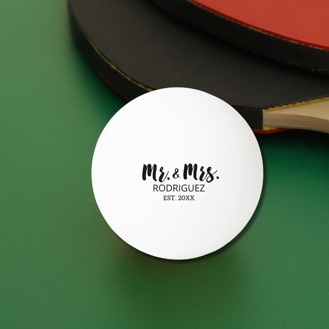 Mr. and Mrs Modern Brush Schriftart Wedding Gift Tischtennisball (In situ)