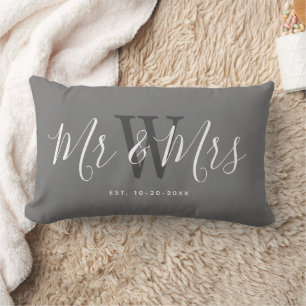 Mr. and Mrs Modern Gray White Keepake Monogram Lendenkissen