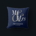 Mr. and Mrs Navy Blue Elegant Modern Wedding Gesch Kissen<br><div class="desc">Mr. und Mrs. Gold Script Elegant Moderne Hochzeitsgeschenkkissen. Perfektes Sake-Geschenk für Ihre Lieblings-Neuflüchtlinge,  Pärchen und Hochzeitsfeier. Einfach anzupassen. Bestelle noch heute!</div>