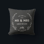 Mr. and Mrs New Zuhause Kissen<br><div class="desc">Herr und Frau neue Zuhause oder neu gezogenes Polster. Handgezeichnete Blumendetails und kleine Hausdetails. Die Hintergrundfarbe kann geändert werden.</div>