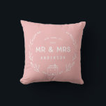 Mr. and Mrs New Zuhause Kissen<br><div class="desc">Herr und Frau neue Zuhause oder neu gezogenes Polster. Handgezeichnete Blumendetails und kleine Hausdetails. Die Hintergrundfarbe kann geändert werden.</div>