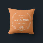 Mr. and Mrs New Zuhause Kissen<br><div class="desc">Herr und Frau neue Zuhause oder neu gezogenes Polster. Handgezeichnete Blumendetails und kleine Hausdetails. Die Hintergrundfarbe kann geändert werden.</div>