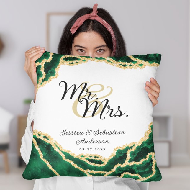 Mr. and Mrs Newlyweds Emerald Green Marble Wedding Kissen (Von Creator hochgeladen)