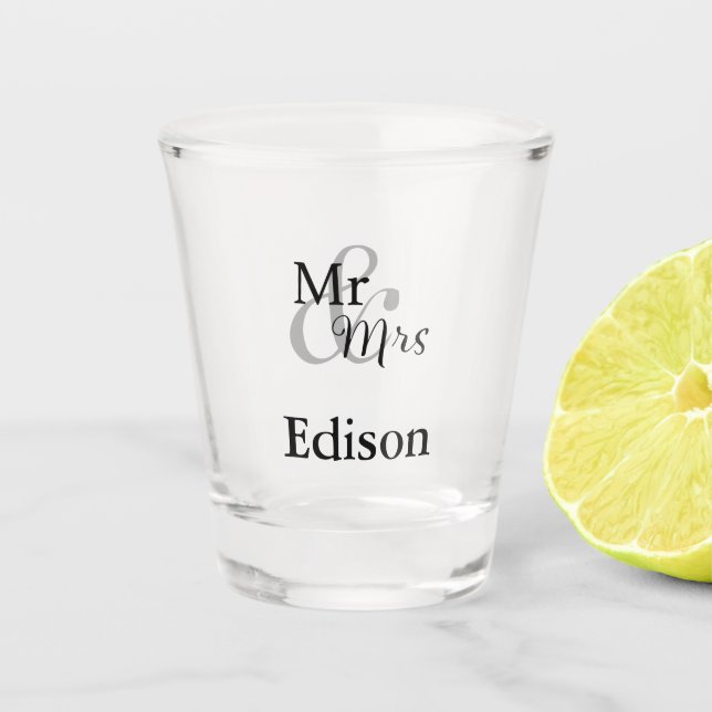 Mr. and Mrs. Personalisiert Surname Wedding Schnapsglas (Vorderseite)