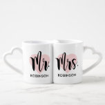Mr. and Mrs. Pink Heart Custom Wedding Monogram Liebestassen<br><div class="desc">Personalisierte Monogramm-Kaffeetassen machen das neue Mr. and Mrs. Dieses minimalistische Design bietet modernes,  schwarzes Drehbuch,  einen rosa Hintergrundbild und benutzerdefinierten Text,  der mit dem verheirateten Nachnamen des frisch verheirateten Paares personalisiert werden kann.</div>