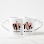 Mr. and Mrs. Rose Gold Heart Custom Wedding Monogr Liebestassen<br><div class="desc">Personalisierte Monogramm-Kaffeetassen machen das neue Mr. and Mrs. Dieses minimalistische Design bietet modernes Schwarzskript,  einen goldenen Hintergrund für die Rose und einen benutzerdefinierten Text,  der mit dem verheirateten Nachnamen des frisch vermählten Ehepaares personalisiert werden kann.</div>