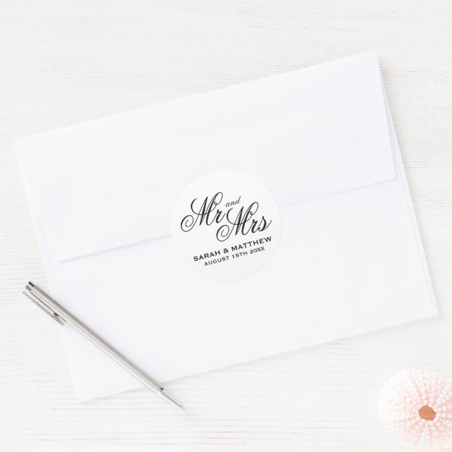 Mr. and Mrs. script typography designer wedding Runder Aufkleber (Umschlag)