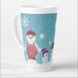 Mr. and Mrs. Snowman Family Christmas Festive Milchtasse<br><div class="desc">Feiern Sie die Ferien mit dieser charmanten Tasse von Mr. und Mrs. Snowman. Dieses festliche Design mit einer bezaubernden Schneemannsfamilie in einem Winterwunderland ist ideal, um Ihren Morgenkaffee zu fröhlich machen oder Liebenden etwas zu schenken. Diese Tasse ist ein großartiges kleine Geschenk, ideal für Familien, Freunde oder Snowboarder, die die...</div>