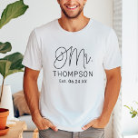 Mr Black Modern Script Custom Wedding<br><div class="desc">Modernes und lässiges schwarzes Kalligrafieschrift "Mr." Herrenehemmer-T-Shirt mit individuellem Text,  der mit dem Nachnamen des Bräutigams und dem festgestellten Hochzeitstermin personalisiert werden kann. Ideal für frisch gezogene Flitterwochen und darüber hinaus! Besuchen Sie unseren Laden für die passende Frau Shirt.</div>