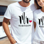 Mr Black Modern Script Custom Wedding Monogram T-Shirt<br><div class="desc">Individuelles Mr. Shirt Design mit modernem Design und rotem Herzakzent kann mit dem Nachnamen des Bräutigams personalisiert werden. Ein tolles Hochzeitsgeschenk für die Flitterwochen!</div>