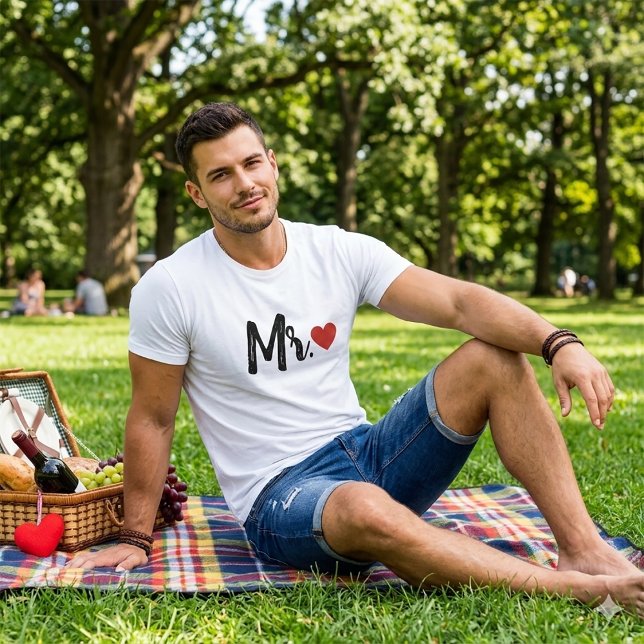 Mr. Modern Black Script Women Red Heart T-Shirt (Von Creator hochgeladen)