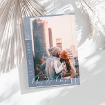 Mr & Mrs Dusty Blue White Script Foto Save The Date<br><div class="desc">Mr. und Mrs. Dusty Blue und White Script Foto Save the Date Card. Stilvoll beeindrucken Sie Ihre Gäste mit dieser stilvollen, schlichten, puderblauen Hochzeitskarte, mit einem modernen, weißen Drehbuch auf einem hellblauen und staubblauen Hintergrund. Stilistisch zeigt das Hochzeitdatum horizontal entlang der links Seite neben einem personalisierten Foto des verheirateten Ehepaares,...</div>