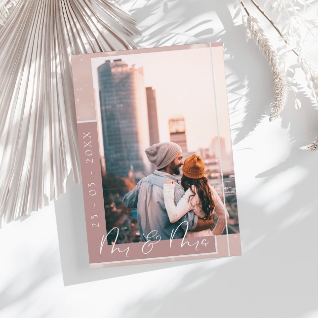 Mr & Mrs Dusty Pink White Script Foto Save The Date (Von Creator hochgeladen)