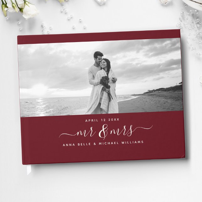 Mr & Mrs. Elegant Script Burgundy Foto Wedding Gästebuch (Von Creator hochgeladen)