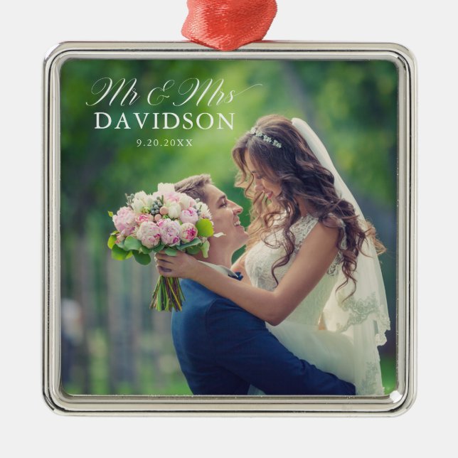 Mr. & Mrs. Elegant Script Newlywed Christmas Ornament Aus Metall (Vorne)