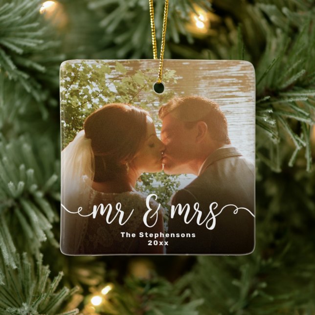 Mr & Mrs. Elegant Script Overlay Doppelseitiges Fo Keramikornament (Baum)