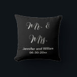 Mr & Mrs. Elegant Script Schwarz-weiße Namen Hochz Kissen<br><div class="desc">Ein schwarzes Kissen sagt: "Mr. & Mrs." in weißen Buchstaben auf beiden Seiten. Die Vorderseite des Kissens kann mit dem gewünschten Text personalisiert werden. Sie können dieses Kissen so anpassen,  dass die Namen des Ehemanns und der Ehefrau und/oder das Datum ihrer Hochzeit als Hochzeitsgeschenk enthalten sind.</div>