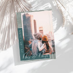 Mr & Mrs Emerald Green White Script Foto Save The Date<br><div class="desc">Mr. und Mrs. Emerald Green und White Script Foto Save the Date Card. Stilvoll beeindrucken Sie Ihre Gäste mit dieser stilvollen, schlichten, dunkelgrünen Hochzeitskarte für Fotos, die auf dem neuesten Stand gerettet ist, mit einem modernen, weißen Drehbuch über einen grünen Hintergrund im Buschwald. Stilvoll zeigt sie das Hochzeitdatum horizontal entlang...</div>