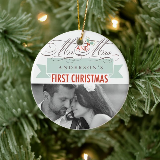 Mr & Mrs. First Christmas Mistletoes Foto Wedding Keramik Ornament (Baum)