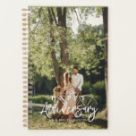 Mr & Mrs Happy Wedding Anniversary Custom Planer<br><div class="desc">Bleibe das ganze Jahr zusammen mit diesem individuellen Foto-Planer organisiert! Feiern Sie Ihren Hochzeitstag mit einem besonderen Foto und einem trendigen typografischen Design, das auf diesem Sake-Custom-Planer gezeigt wird. Dieses Design zeigt "Happy Anniversary" in Weiß mit dem Hochzeitsdatum und Mr. und Mrs. über das Bild für ein besonderes und einzigartiges...</div>