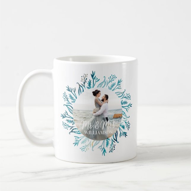 Mr & Mrs. Joy | Blue Holiday Greenery Wreath Foto Kaffeetasse (Links)