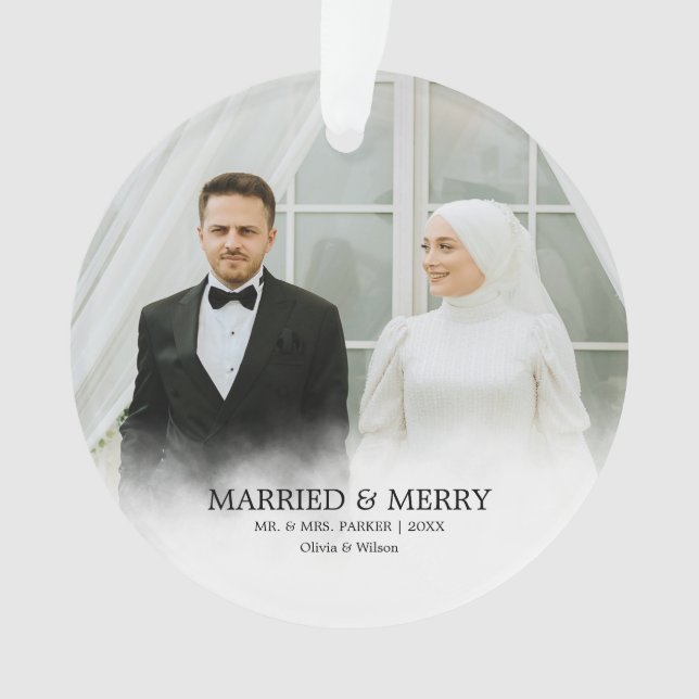 Mr. & Mrs. | Married & Merry First Christmas Photo Ornament (Vorderseite)