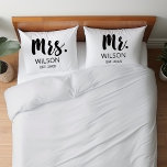 Mr & Mrs. Modern Script Wedding Anniversary Couple Kissenbezug<br><div class="desc">Feiern Sie die Hochzeit der schönen Braut und Bräutigam mit unserem Mr. & Mrs. Modern Script Wedding Anniversary Couple Kissenkoffer. Mit dem Titel "Mrs." in einem schlichten Schwarz-Weiß-Pinsel-Schriftart strahlt es Eleganz und Raffinesse aus. Das schlichte und minimalistische Design verleiht dem Hotel eine Touch modernen Charmes. Ob Hochzeitsgeschenk, Jubiläum oder ein...</div>