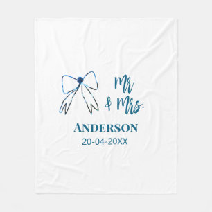Mr. & Mrs. Name Datum Gastgeschenk Hochzeit blau g Fleecedecke