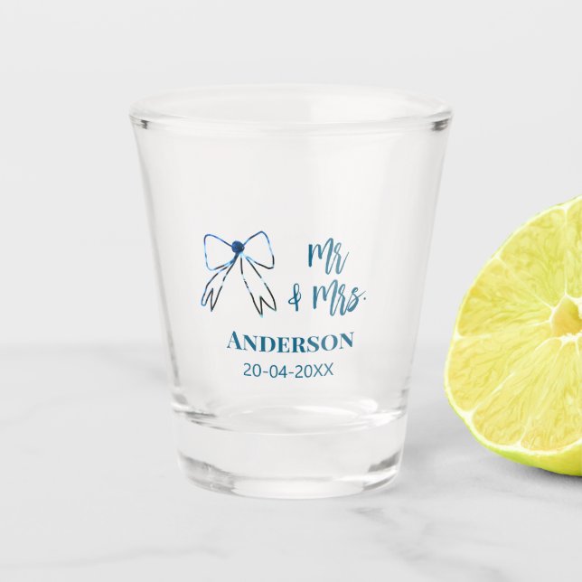 Mr. & Mrs. Name Datum Gastgeschenk Hochzeit blau g Schnapsglas (Vorderseite)