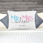 Mr & Mrs. Newlywed Couple Wedding Anniversary Whit Dekokissen<br><div class="desc">Feiern Sie Ihre heilige Ehe mit diesem niedlichen Hochzeitskissen für frisch verheiratete Paare. Passen Sie es an,  indem Sie Ihren Nachnamen / Nachnamen und das Hochzeitstag Jahr. Rosa,  blau und schwarz eleganter Schriftart auf weißem Kissen. Ideal für ein Brautparty oder Jubiläum / Hochzeitsgeschenk für einen Ehemann und eine Ehefrau.</div>