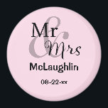 Mr & Mrs Personalisiert Wedding Couple Names Datum Magnet<br><div class="desc">Personalisierter Magnet für das glückliche Paar mit Nachname und Hochzeitstermin. Die Hintergrundfarbe ist anpassbar.</div>
