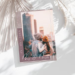 Mr & Mrs Plum Lila White Script Foto Save The Date<br><div class="desc">Mr. und Mrs. Plum Lila und White Script Foto Save the Date Card. Stilvoll beeindrucken Sie Ihre Gäste mit dieser stilvollen, schlichten, mauvrosa, Foto-Hochzeitskarte, mit einer modernen, weißen Schrift über einem lila Hintergrund aus Bokhe-Pflaume, die das Hochzeitdatum horizontal entlang des links, neben einem personalisierten Foto des verheirateten Ehepaares, mit einem...</div>