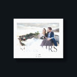 Mr & Mrs. romantic Liebe Paar Foto Hochzeit Leinwanddruck<br><div class="desc">Dieses schicke und minimalistische Mr. und Mrs. Poster zeigt ein personalisiertes,  frisch verheiratetes Paar mit individuelle Name und Hochzeitsdatum. Ideal für Hochzeitsempfang,  Party,  Hochzeitsgeschenk oder Hochzeitsgeschenk!</div>