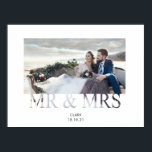 Mr & Mrs. romantic Liebe Paar Foto Hochzeit Poster<br><div class="desc">Dieses schicke und minimalistische Mr. und Mrs. Poster zeigt ein personalisiertes,  frisch verheiratetes Paar mit individuelle Name und Hochzeitsdatum. Ideal für Hochzeitsempfang,  Party,  Hochzeitsgeschenk oder Hochzeitsgeschenk!</div>