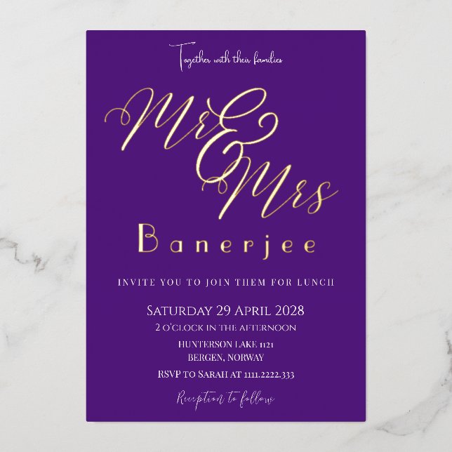 Mr & Mrs. Royal Lila Wedding Foil Einladung (Vorderseite)