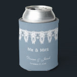 Mr & Mrs Rustic Dusty Blue White Cow Skull Wedding Dosenkühler<br><div class="desc">Mr. & Mrs. dusty blue rustic Bull Kuh Schädel Western Cowboy Muster Geschenk Favors. Empfang-Bier für Hochzeitsessen auf dem Lande kann kühler werden. Vintager Bauernstil bedruckte Textur Getränkehalter. Alte wilde westliche Stil antike. Cooles,  trendiges,  modernes Bauerndesign. Passen Sie Ihr Skript an. Bildrecht Marg Seregelyi Fotografie.</div>