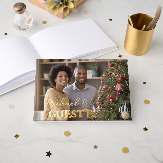 Mr & Mrs. Wedding Foto Elegante Script Gold Gästebuch (Vorderseite Offen)