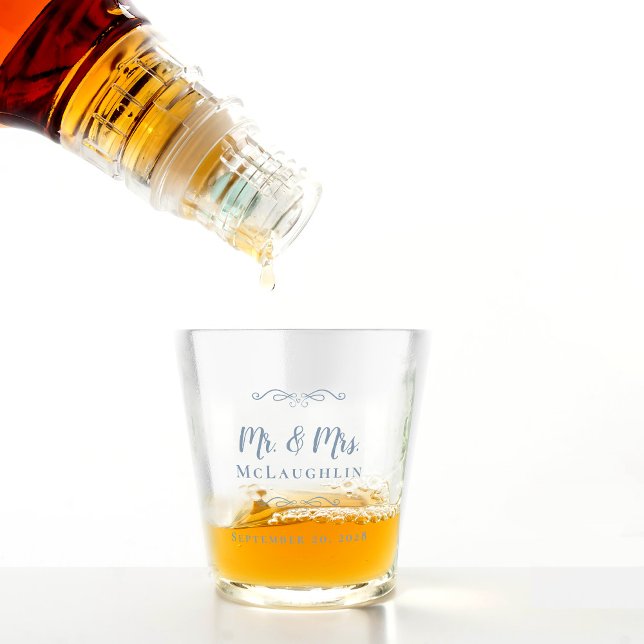 Mr & Mrs Wedding Name Date Mit Monogramm Dusty Blu Schnapsglas (Mr & Mrs Wedding Name Date Monogrammed Dusty Blue Shot Glass)