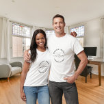 Mr mrs white black newlyweds names T-Shirt<br><div class="desc">Schwarzer Text. Mr. Mrs und ein Herz. Personalisieren Sie Ihre Namen und fügen Sie sie hinzu.</div>