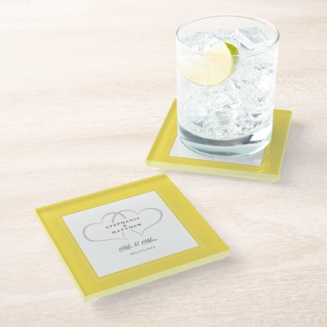 Mr & Mrs. Yellow White Elegant Wedding Chic Hearts Glasuntersetzer (Schrägansicht)