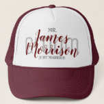 Mr Newlywed Gift | Groom Wedding Elegant Maroon Tr Truckerkappe<br><div class="desc">Feel free to personalize and customize this Mr. Newlywed Wedding Gifts Maroon Couple Elegant Just Married Hat. Edit options are available.</div>