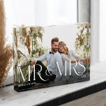 Mr. Newlywed Gift Modern Couple Foto Keepake<br><div class="desc">Minimaler und moderner Fotoblock für frisch verheiratete Paare. Einfaches und modernes Design mit einem kompletten Fotodesign. Passen Sie Ihre Fotos,  das Jahr und Ihren Namen an. "Mr & Mrs." Foto-Overlay in einer eleganten Typografie. Ein perfekter Sake für Paare,  die ihre Ehe als Herr und Frau feiern.</div>