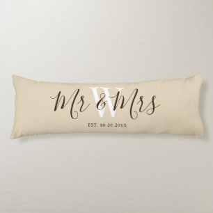 Mr. und Mrs. Beige Script Newlyweds Mit Monogramm Seitenschläferkissen