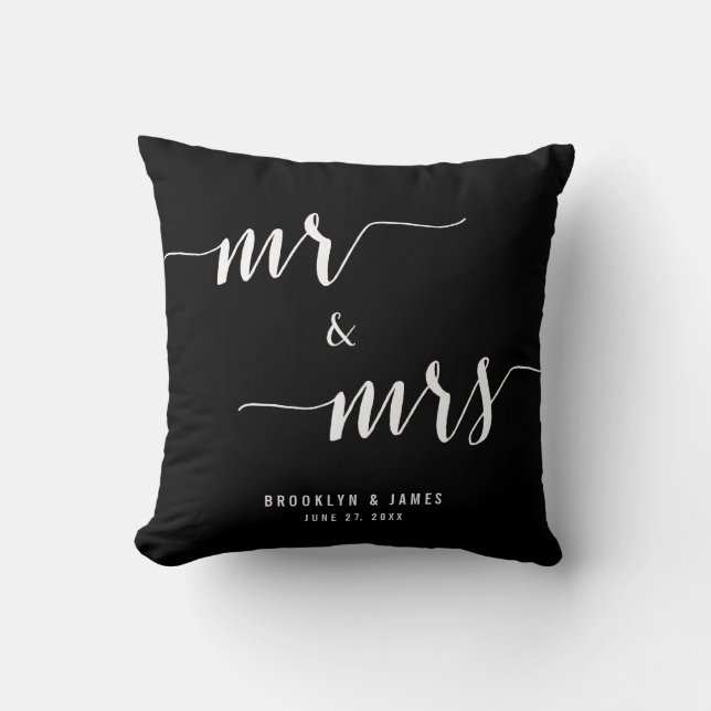 Mr. und Mrs. Calligraphy Black Wedding Pillows Kissen (Vorderseite)