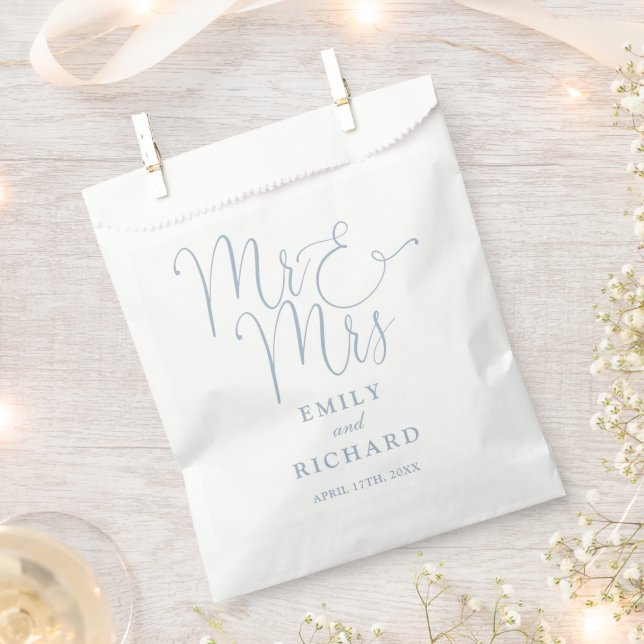 Mr. und Mrs. Elegant Modern Dusty Blue Wedding Geschenktütchen (Ausgeschnitten)
